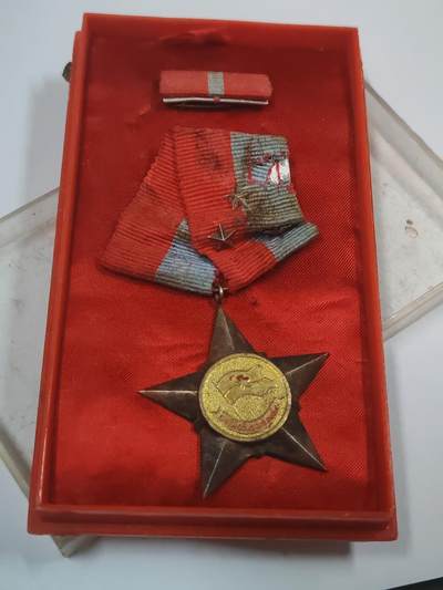 韵星假日拍卖第三十一期 -- Rimey Holidays Auction 31 - 越南民主共和国（北越）一级解放战功勋章 战时白铜版本 带原盒略