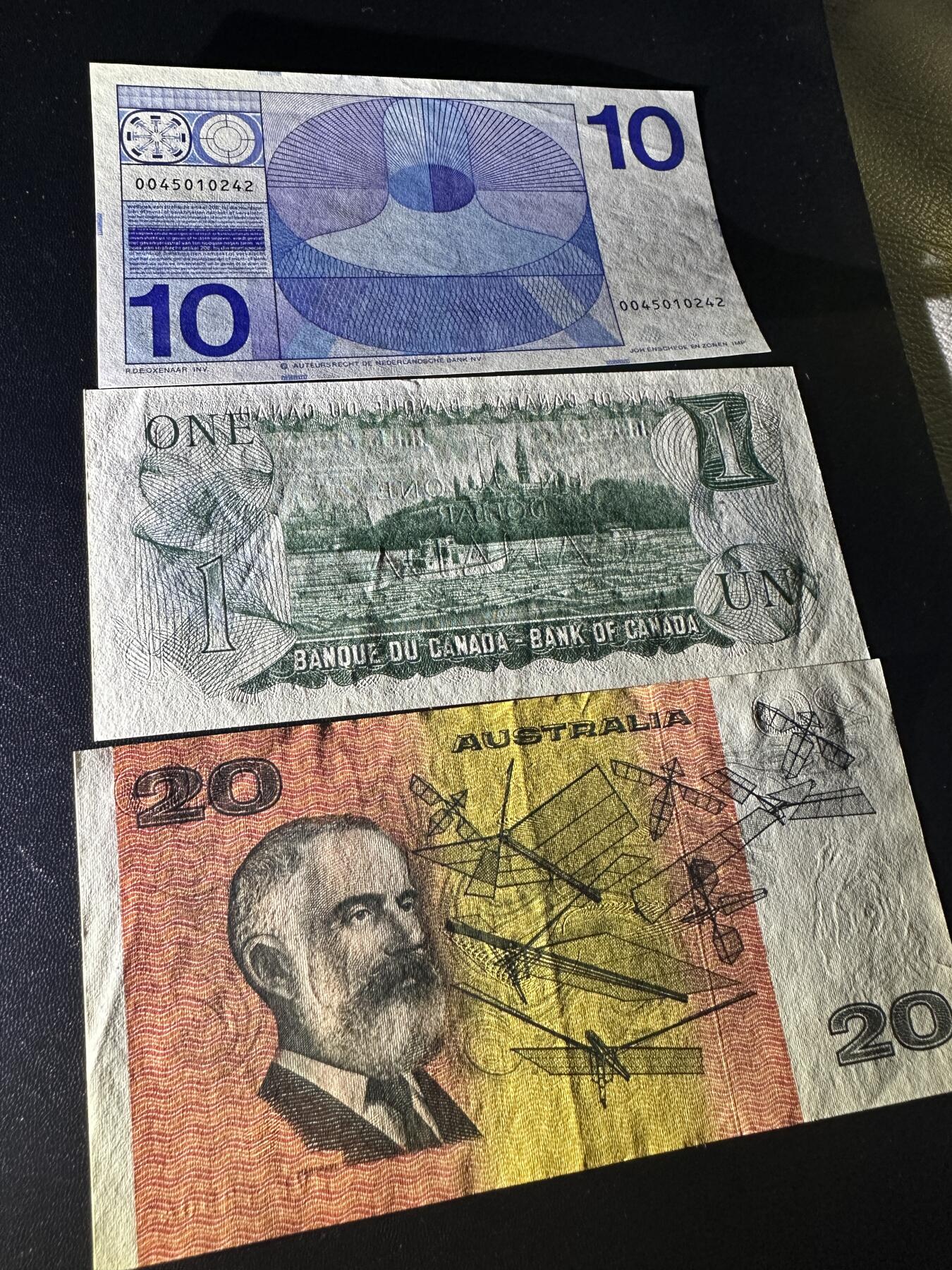 《外钞收藏家》第五百八十八期（优质场）（本平台长期征集拍品、欢迎藏友们联系合作） 荷兰人像版10盾、加拿大1元、澳大利亚20 三张一起 非全新 品相如图