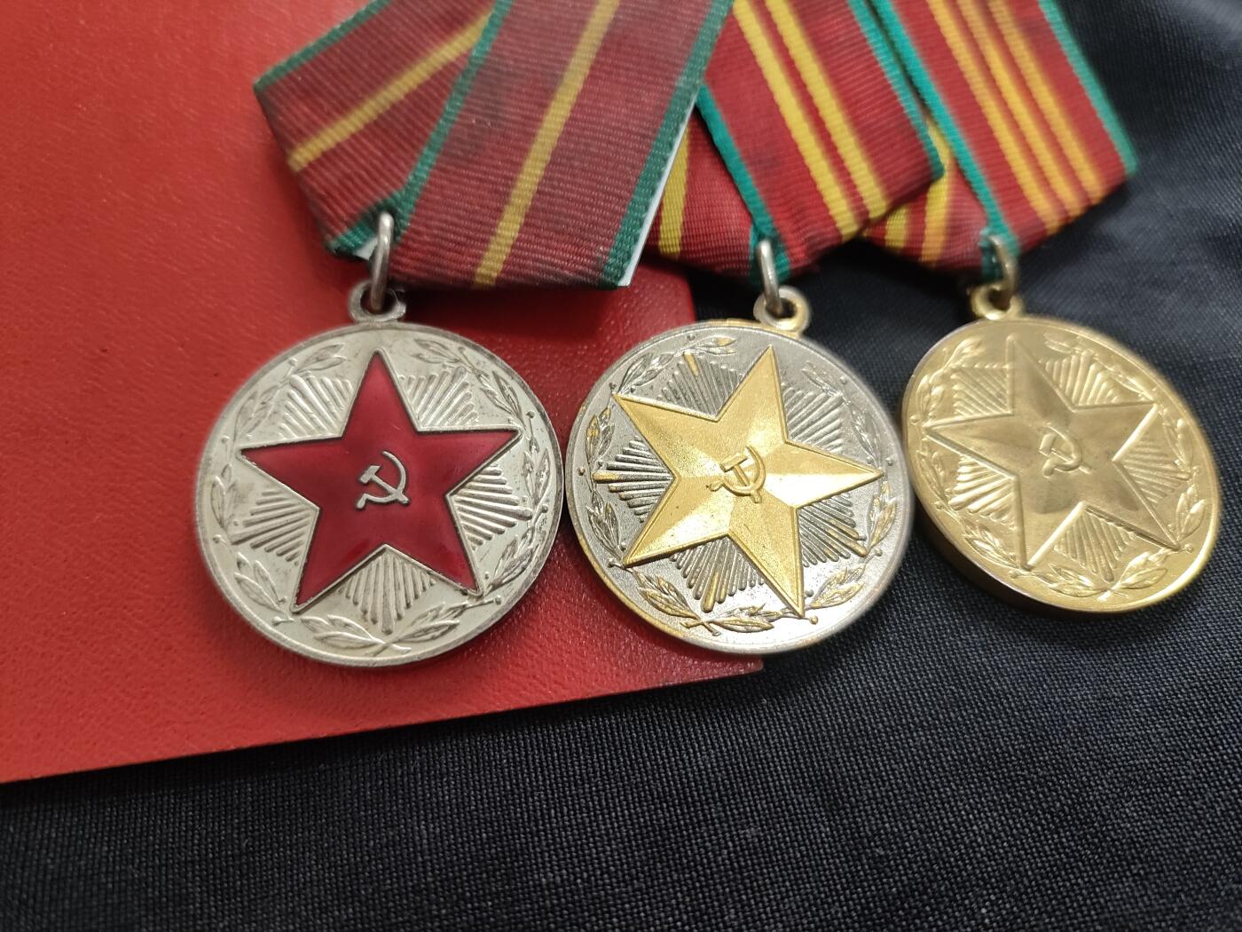时顺第二十六拍 苏联圆满服役奖章一二三级一套，带证，国防部版
