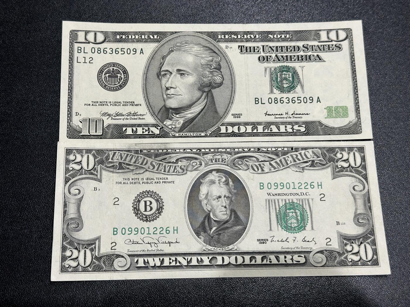 《外钞收藏家》第五百八十八期（优质场）（本平台长期征集拍品、欢迎藏友们联系合作） 1999年美国大头版10美元+1990年美国小头版20美元 2张一起 UNC-