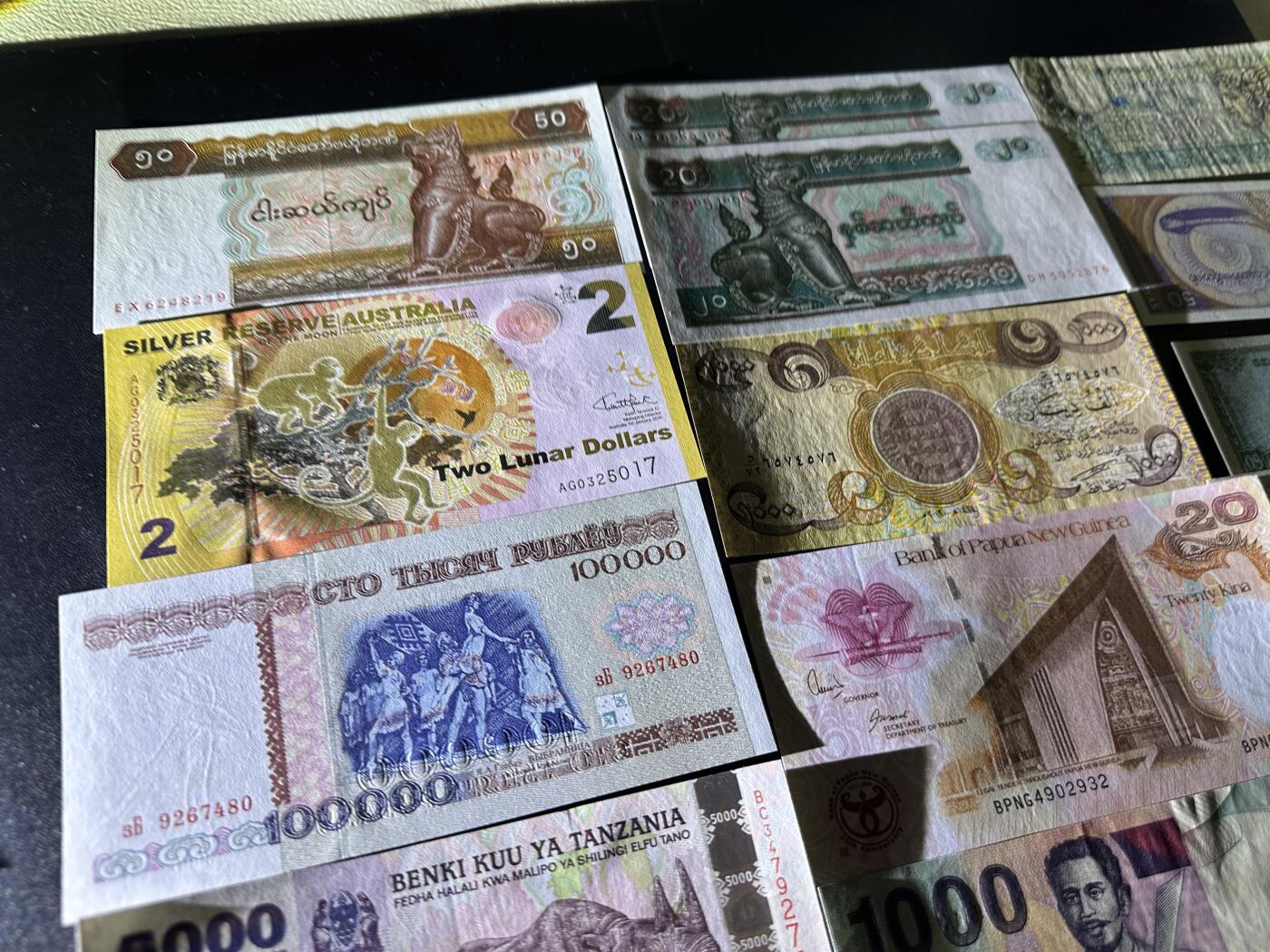 《外钞收藏家》第五百八十八期（优质场）（本平台长期征集拍品、欢迎藏友们联系合作） 17张精美纸币一起 大部分全新 意大利等个别非全新 如图