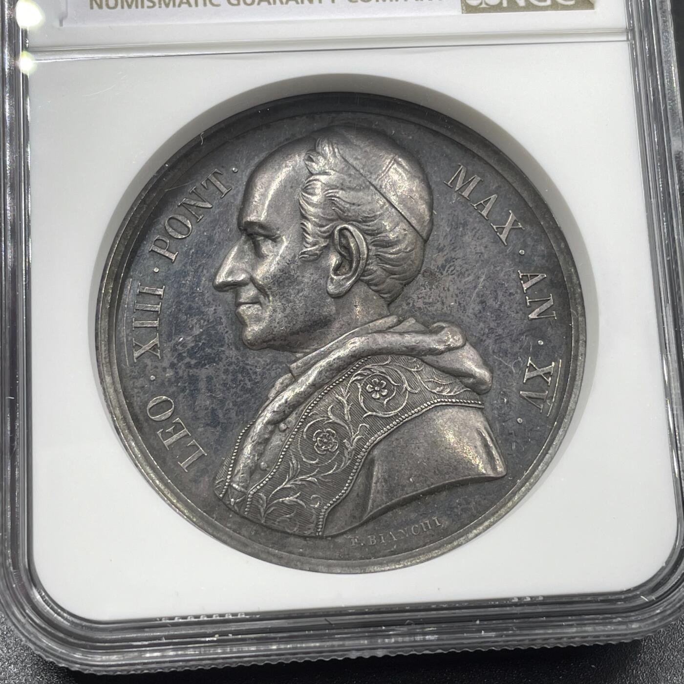 「木头集藏」章牌精品专场！ 1891年梵蒂冈教皇利奥十三世纪念银章，AU 58，纪念利奥十三世（Leo XIII）发布的著名通谕《新事》（Rerum Novarum）——这是天主教首份社会教义通谕，针对工业革命后的劳资问题，奠定了现代天主教社会思想的基础，利奥十三世也因此被称为“工人教皇”。