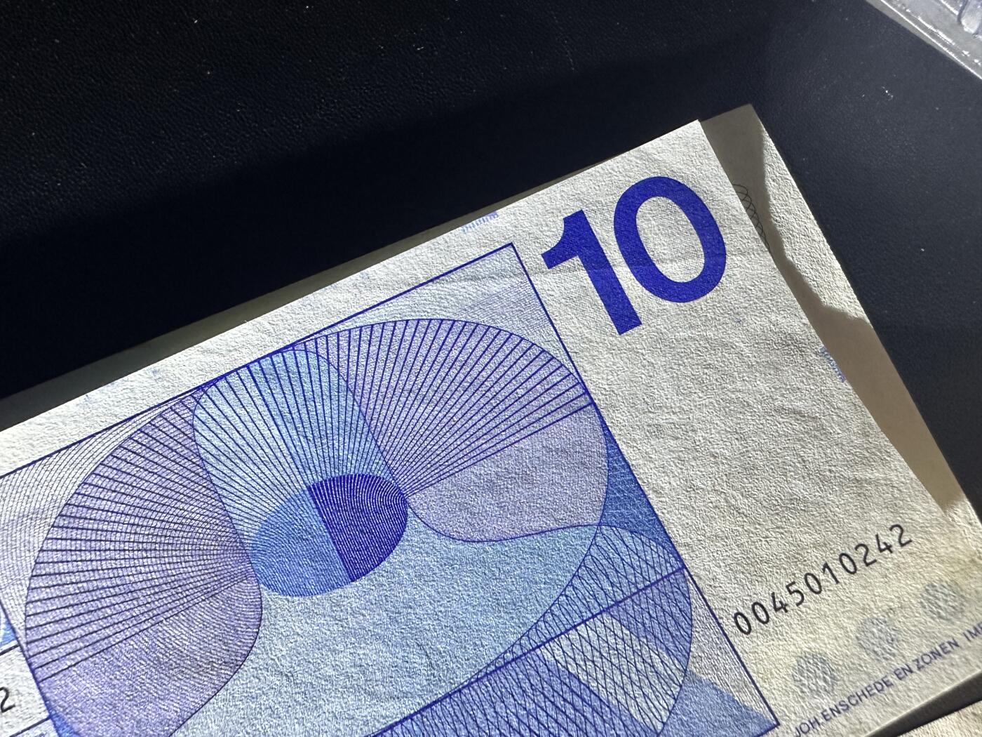 《外钞收藏家》第五百八十八期（优质场）（本平台长期征集拍品、欢迎藏友们联系合作） 荷兰人像版10盾、加拿大1元、澳大利亚20 三张一起 非全新 品相如图