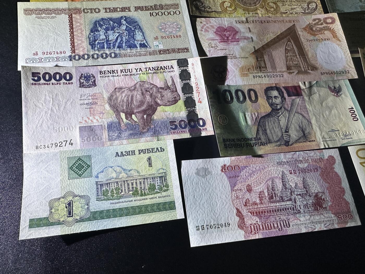 《外钞收藏家》第五百八十八期（优质场）（本平台长期征集拍品、欢迎藏友们联系合作） 17张精美纸币一起 大部分全新 意大利等个别非全新 如图