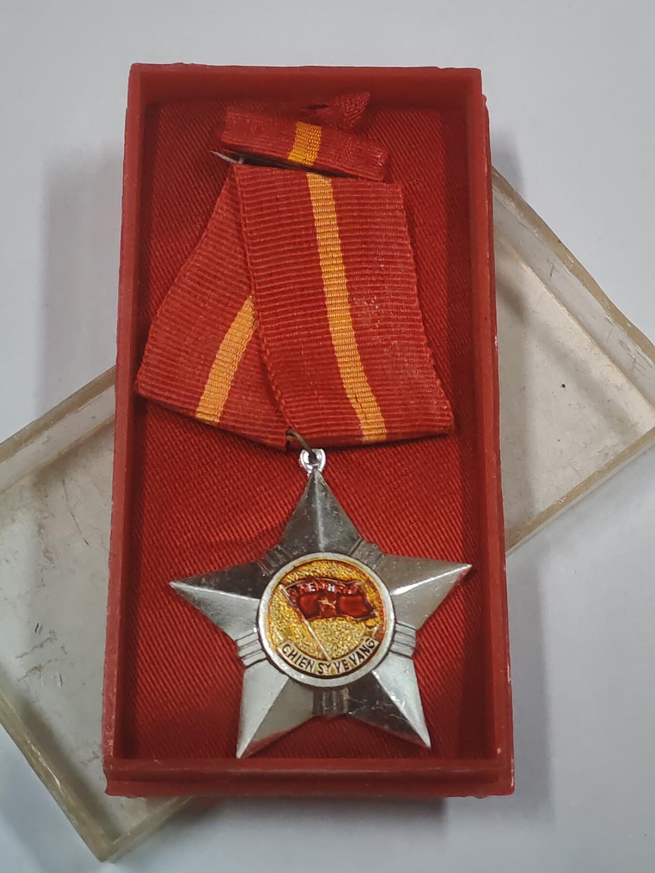 韵星假日拍卖第三十一期 -- Rimey Holidays Auction 31 越南社会主义共和国三级光荣战士勋章 软挂版 带原盒略