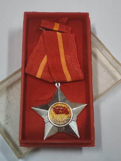 韵星假日拍卖第三十一期 -- Rimey Holidays Auction 31 - 越南社会主义共和国三级光荣战士勋章 软挂版 带原盒略