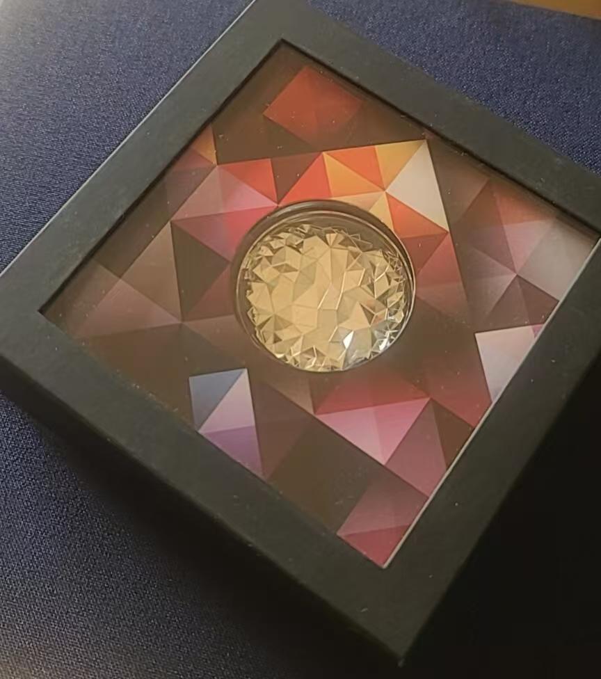 ❤️【币观天下】❤️ 第332期钱币拍卖- 2025.11.28周五晚上6点半场-长期征集拍品 库克2022年折射岩石2盎司加厚纪念银币  999银2盎司，直径38.61毫米，发行1777枚，带证书包装。