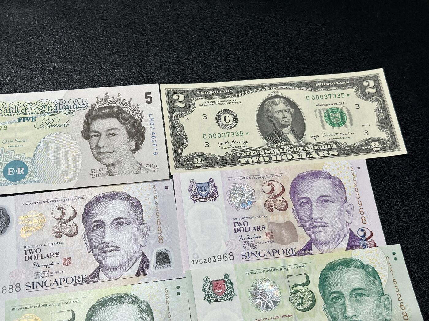 《外钞收藏家》第五百八十八期（优质场）（本平台长期征集拍品、欢迎藏友们联系合作） 英国E序列5镑+2美元补号靓号+新加坡纸币和塑料钞2个小套 8张一起全新 但几张纸币都有轻微潮