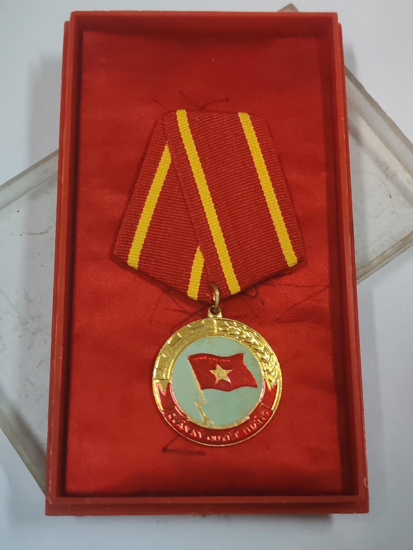 韵星假日拍卖第三十一期 -- Rimey Holidays Auction 31 越南社会主义共和国决胜军旗奖章 带原盒略