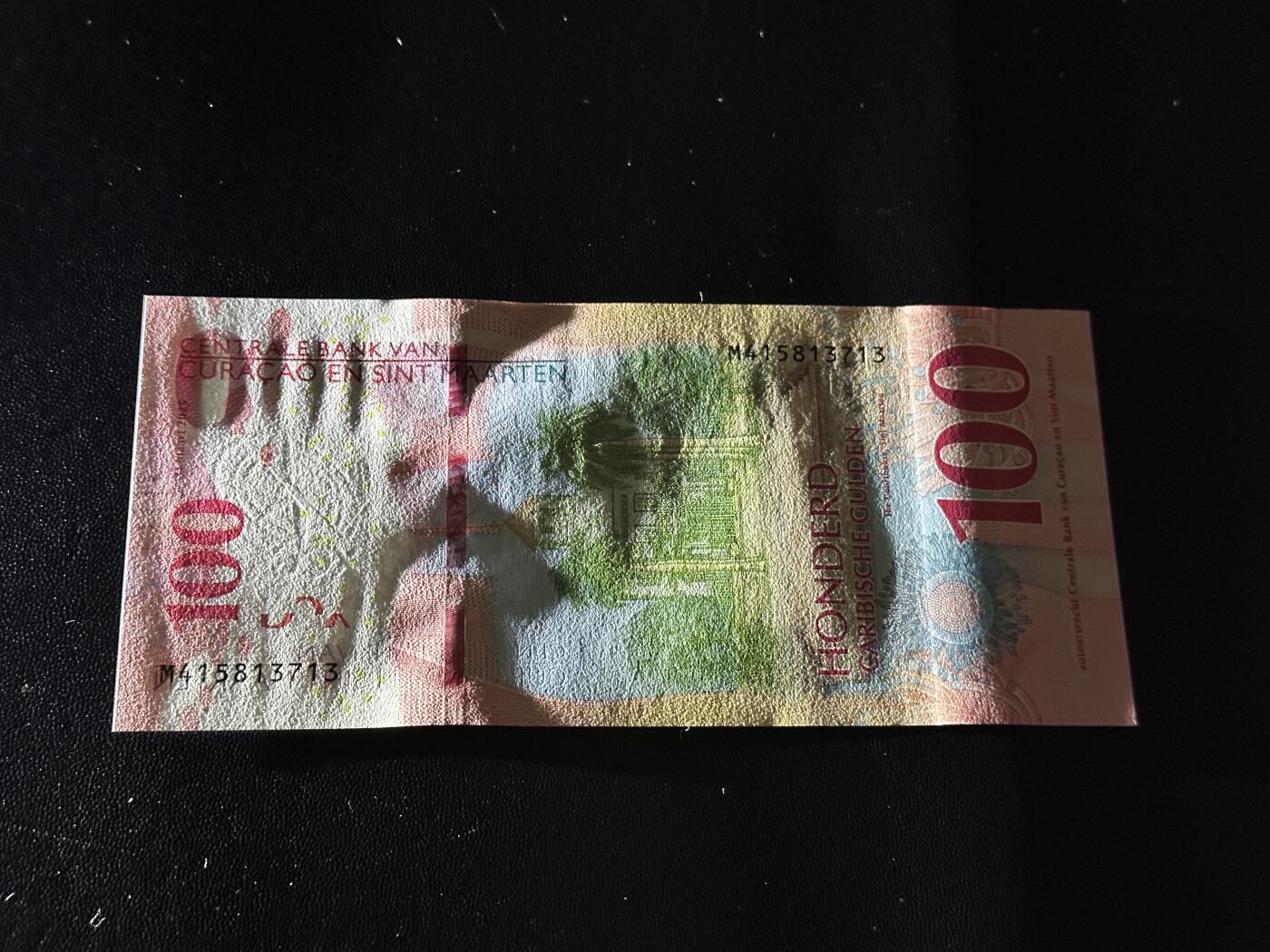 《外钞收藏家》第五百八十八期（优质场）（本平台长期征集拍品、欢迎藏友们联系合作） 2025年版库拉索和圣马丁100盾 全新UNC 尾713