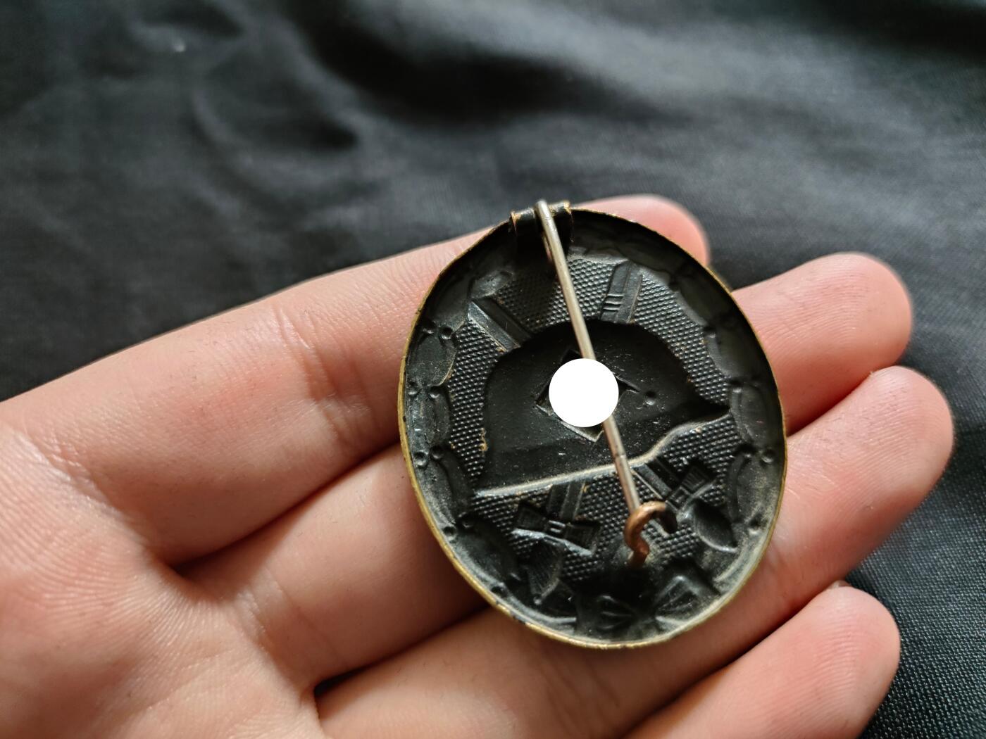 时顺第二十六拍 铭记历史，珍爱和平 德国特殊时期铜黑战伤奖章，得主自行将别针截断，方便佩戴