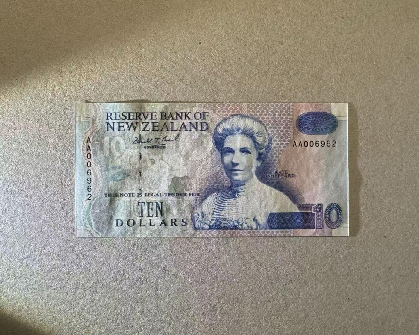 【Blue Auction】世界纸币精拍第755期——18级TOP拍卖/信誉/品质/专业/高效💫 【AA冠无47千位小号】新西兰 10元 纸质版 全新UNC