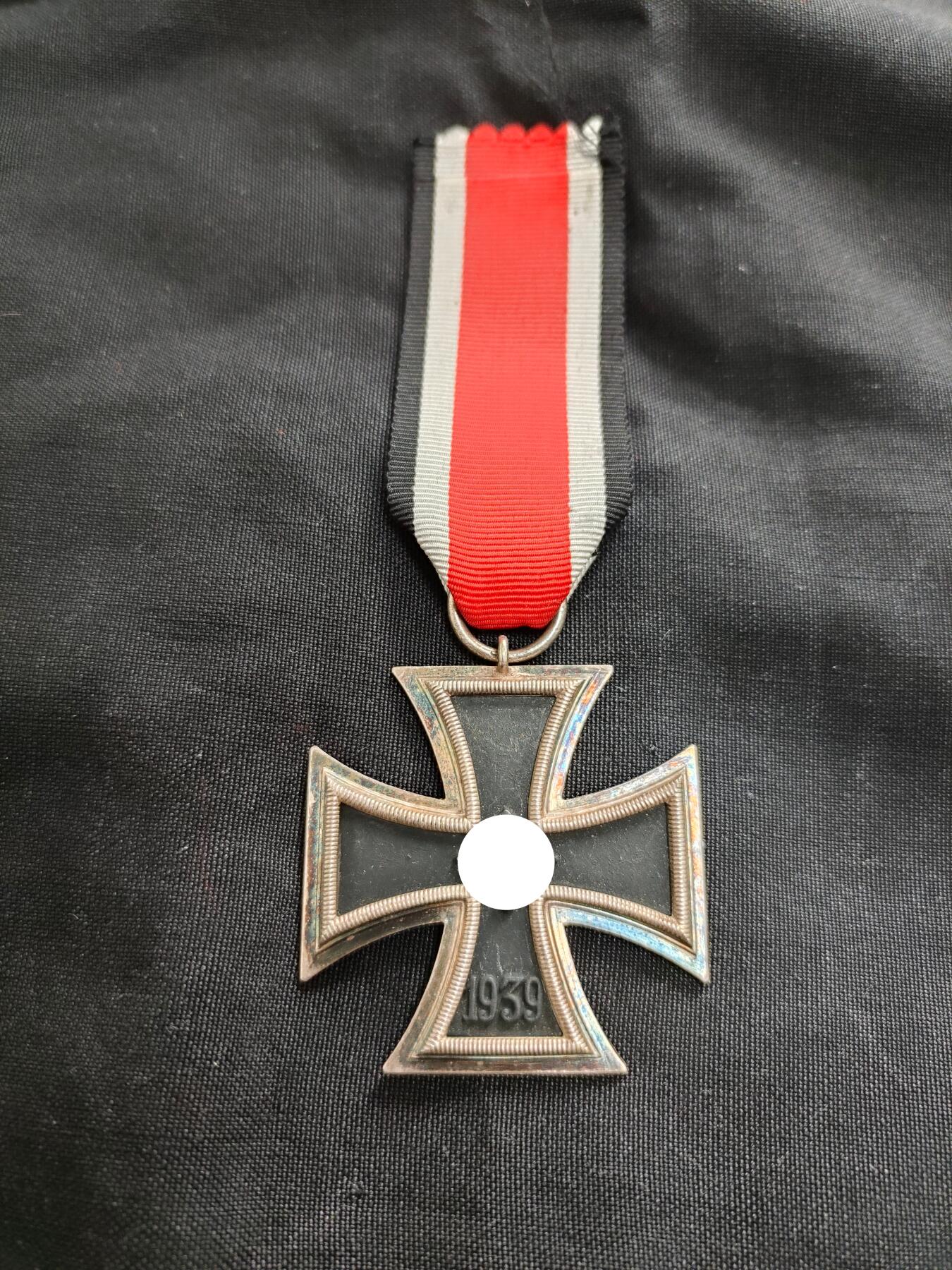 时顺第二十六拍 铭记历史，珍爱和平 德国特殊时期二级铁十字奖章，环打65标，边框五彩氧化，十分漂亮