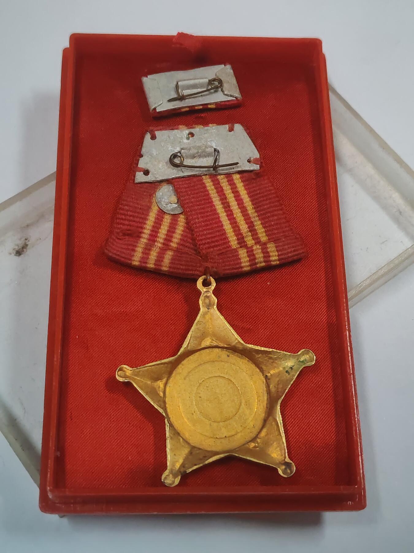 韵星假日拍卖第三十一期 -- Rimey Holidays Auction 31  柬埔寨人民共和国三级国防勋章 带原盒略 高等级 铜镀金 少见