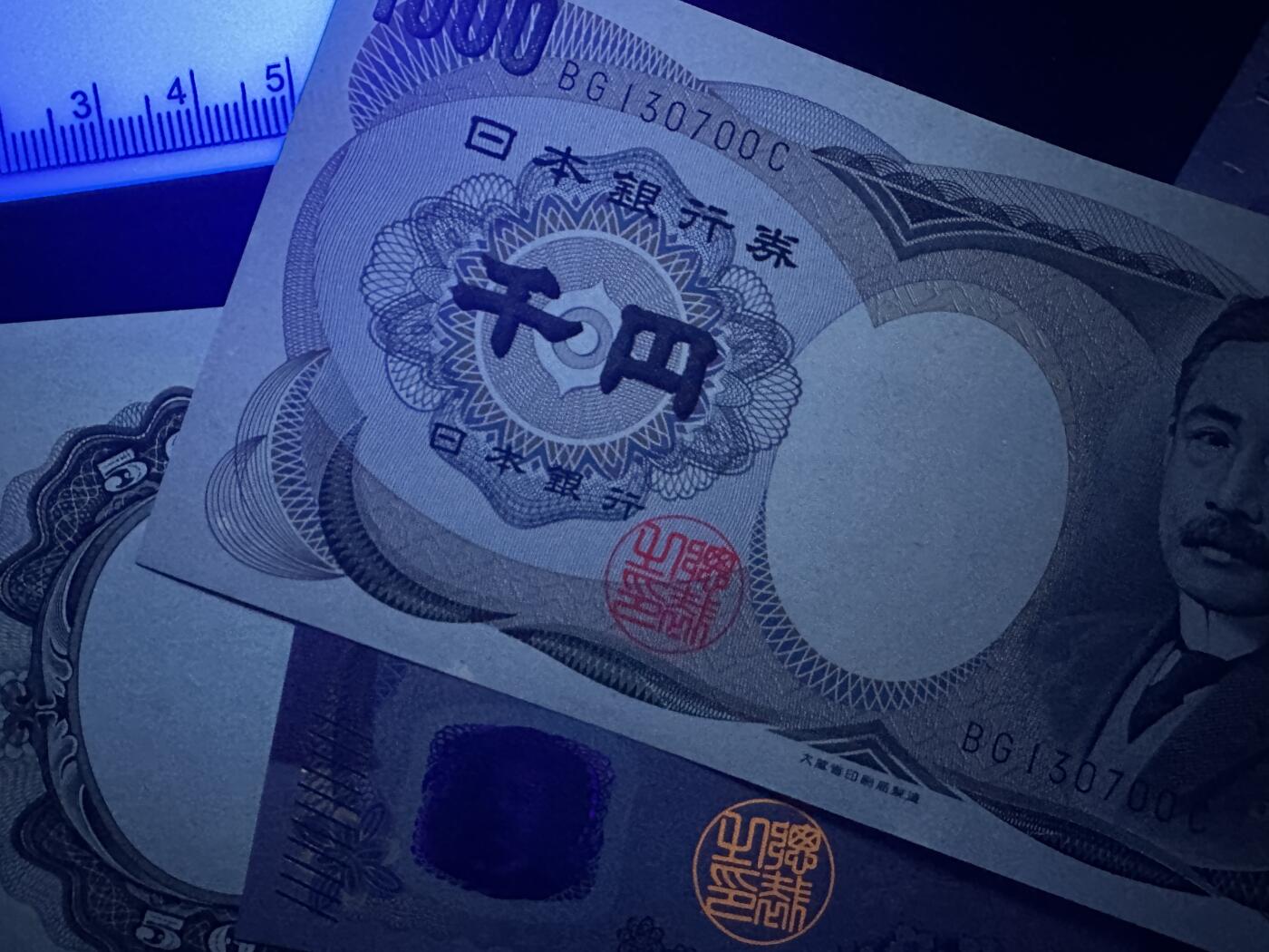 《外钞收藏家》第五百八十八期（优质场）（本平台长期征集拍品、欢迎藏友们联系合作） 日本1000日元2个版本全新（夏目有轻微潮点）都是尾00+5000圣德太子UNC-