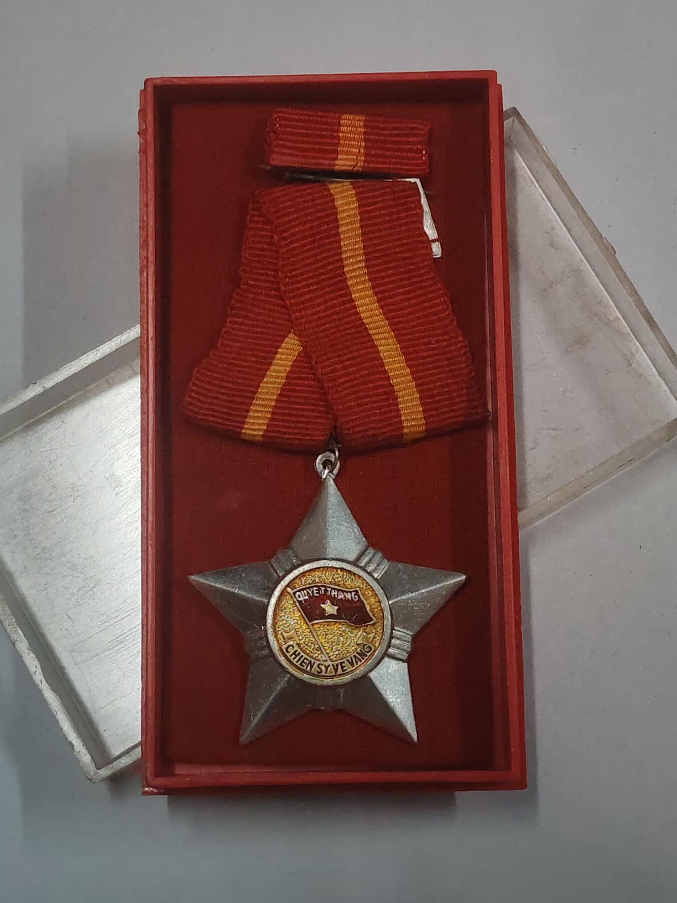 韵星假日拍卖第三十一期 -- Rimey Holidays Auction 31 越南社会主义共和国三级光荣战士勋章 软挂版 带原盒略