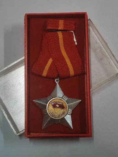 韵星假日拍卖第三十一期 -- Rimey Holidays Auction 31 - 越南社会主义共和国三级光荣战士勋章 软挂版 带原盒略