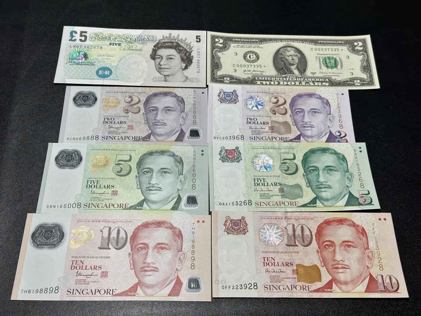 《外钞收藏家》第五百八十八期（优质场）（本平台长期征集拍品、欢迎藏友们联系合作） 英国E序列5镑+2美元补号靓号+新加坡纸币和塑料钞2个小套 8张一起全新 但几张纸币都有轻微潮