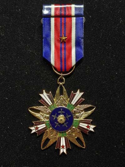 铭记历史 勿忘国耻 抗战胜利80周年精品专场 第二场 - 一等空军复兴勋章