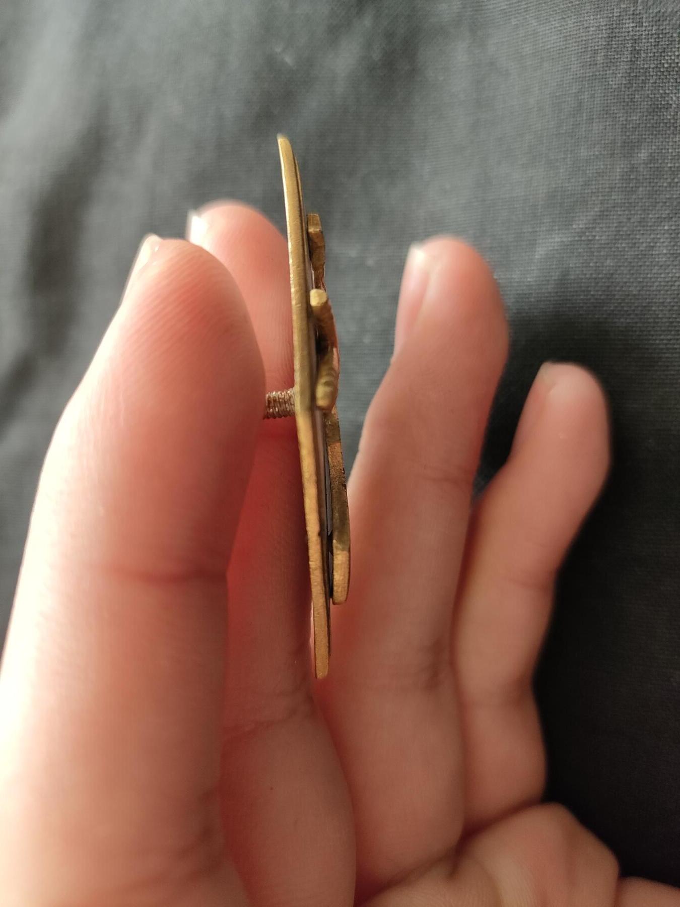 时顺第二十六拍 苏联46年版高尔基高炮学校毕业证章校徽，铜制珐琅镀金，原品三铆钉铆接，非复刻胶粘