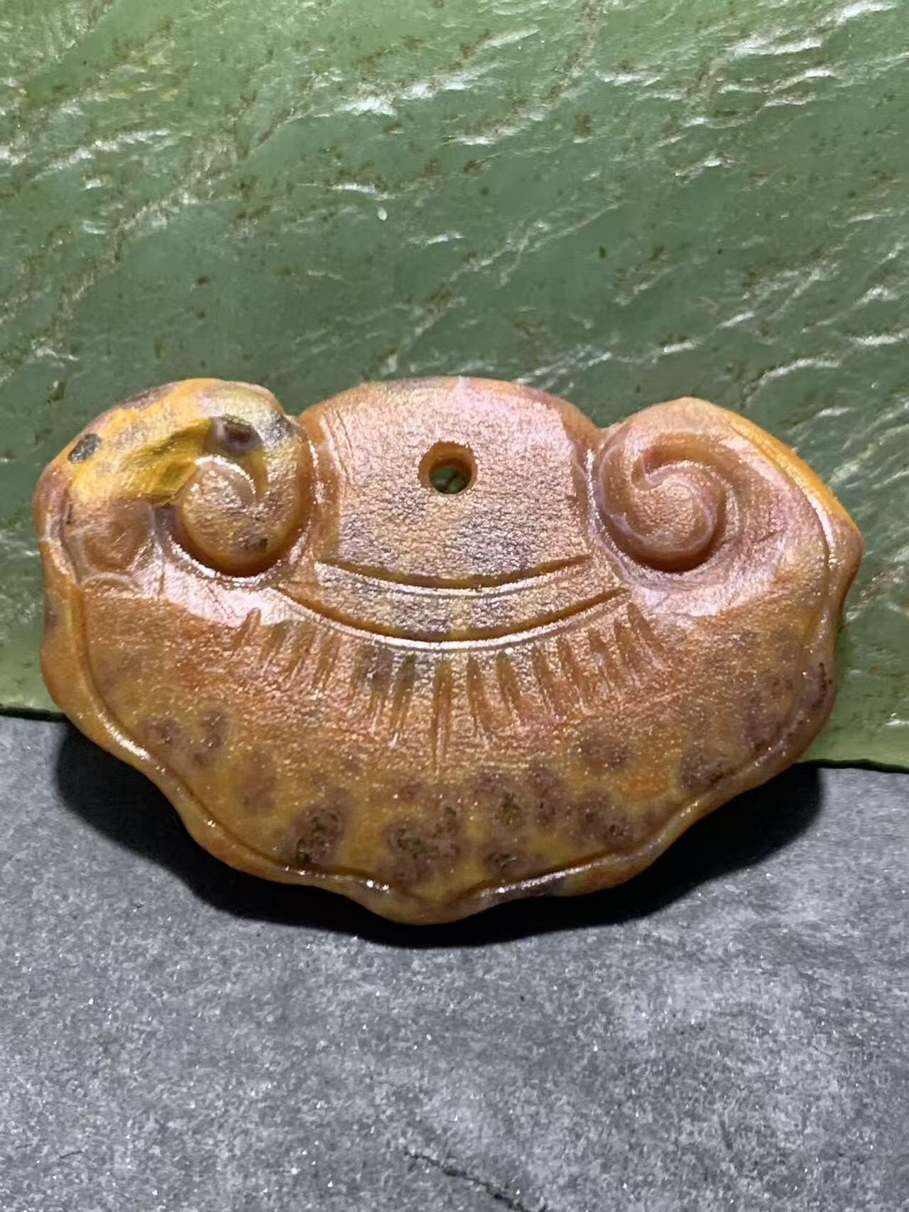 精美亚光高玉化战国红玛瑙雕刻平安如意锁吊坠一个，