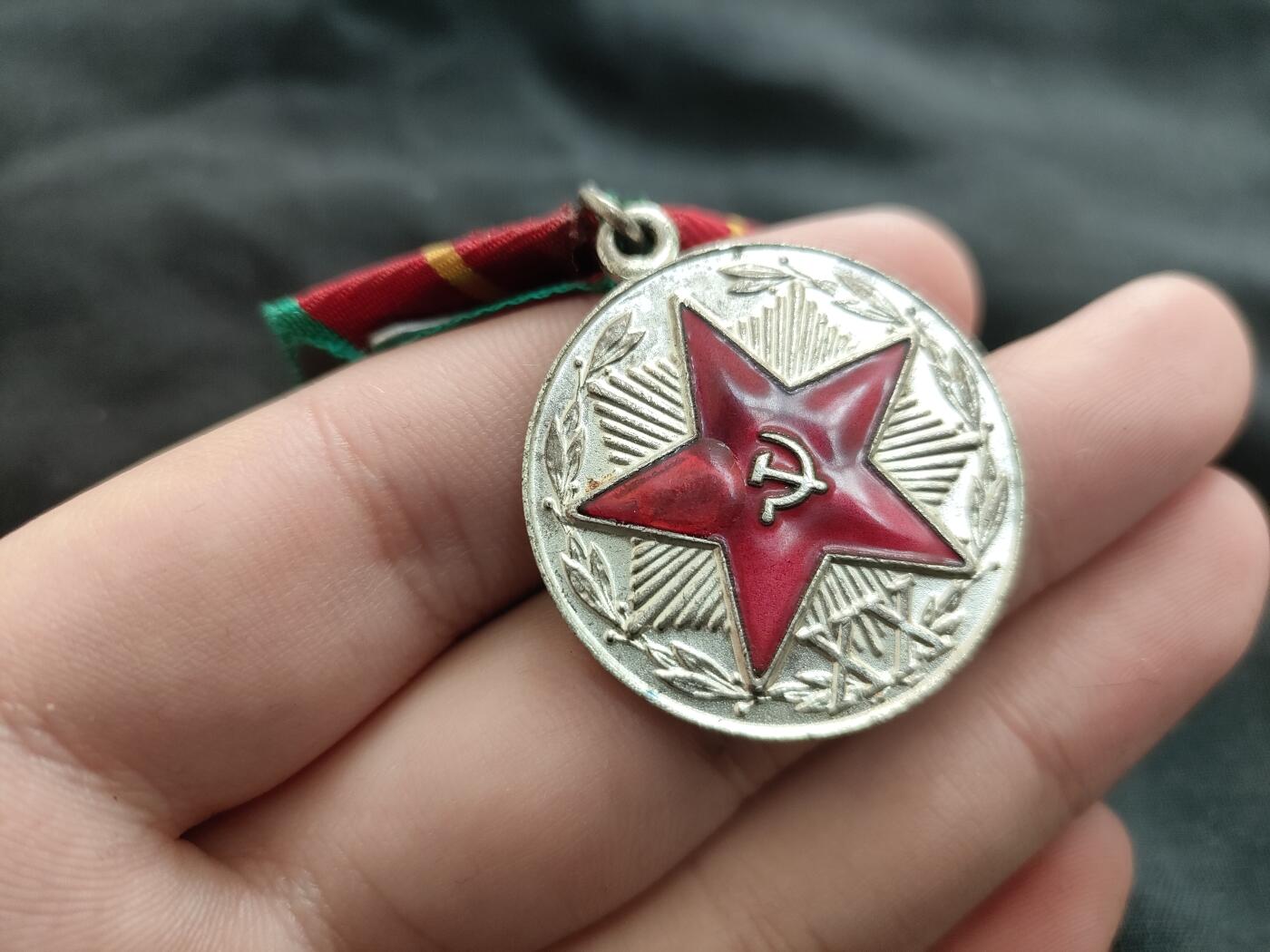 时顺第二十六拍 苏联克格勃版一级圆满服役奖章，左侧角珐琅有补