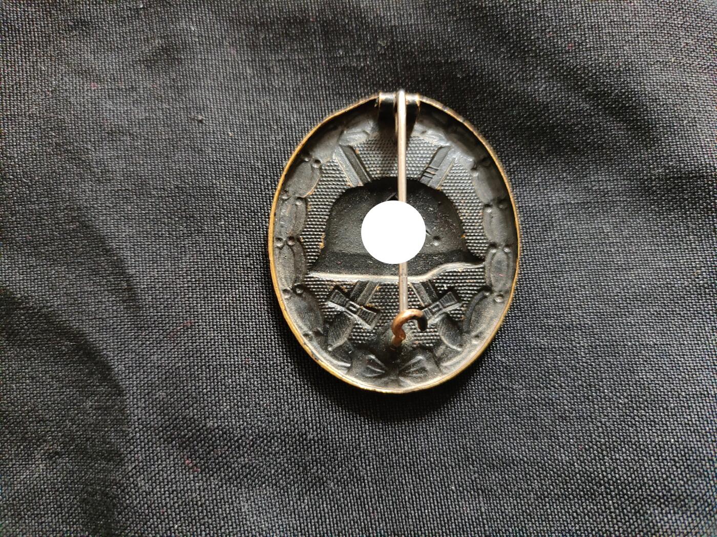 时顺第二十六拍 铭记历史，珍爱和平 德国特殊时期铜黑战伤奖章，得主自行将别针截断，方便佩戴