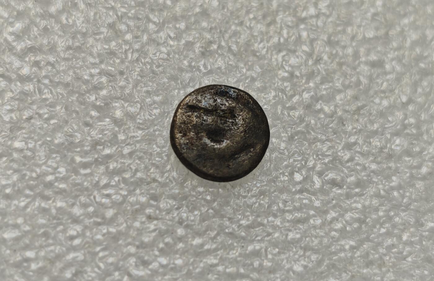 瓶子🏺第218期拍卖会  8世纪三佛齐王国檀香花图案打制银币