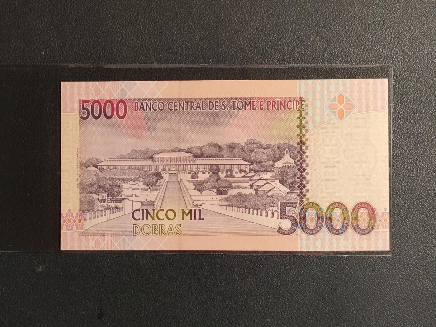 中外各国钞、纪念钞、券专场（第三十四场） 圣多美和普林西比5000多布拉 纸币 1993年AA首发冠人物 全新(号码寓意见尾图） 