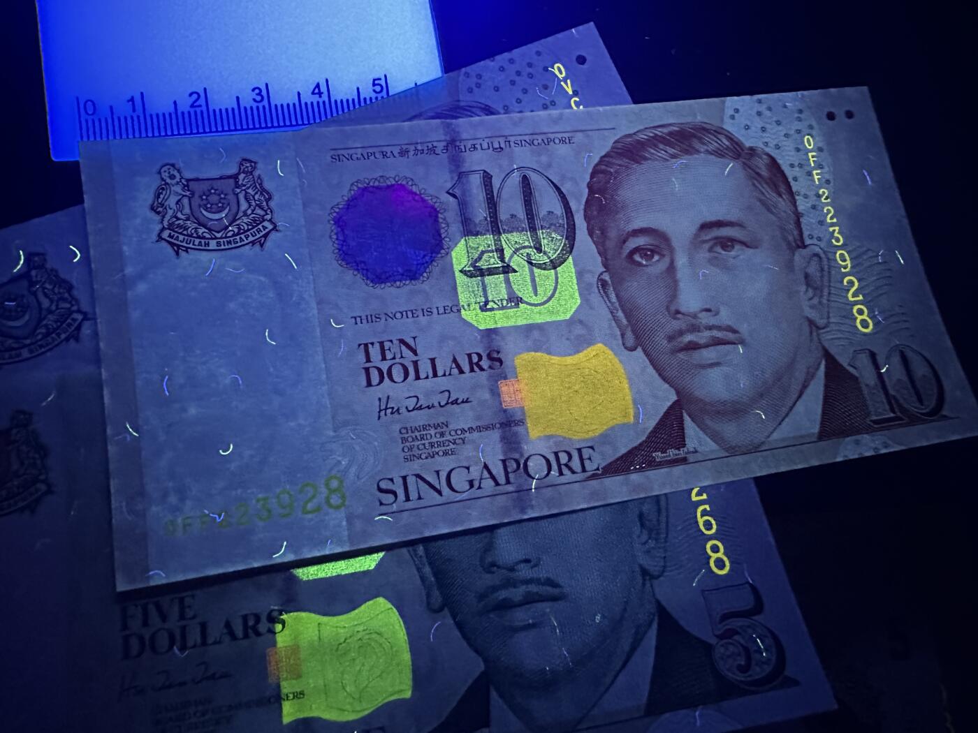 《外钞收藏家》第五百八十八期（优质场）（本平台长期征集拍品、欢迎藏友们联系合作） 英国E序列5镑+2美元补号靓号+新加坡纸币和塑料钞2个小套 8张一起全新 但几张纸币都有轻微潮