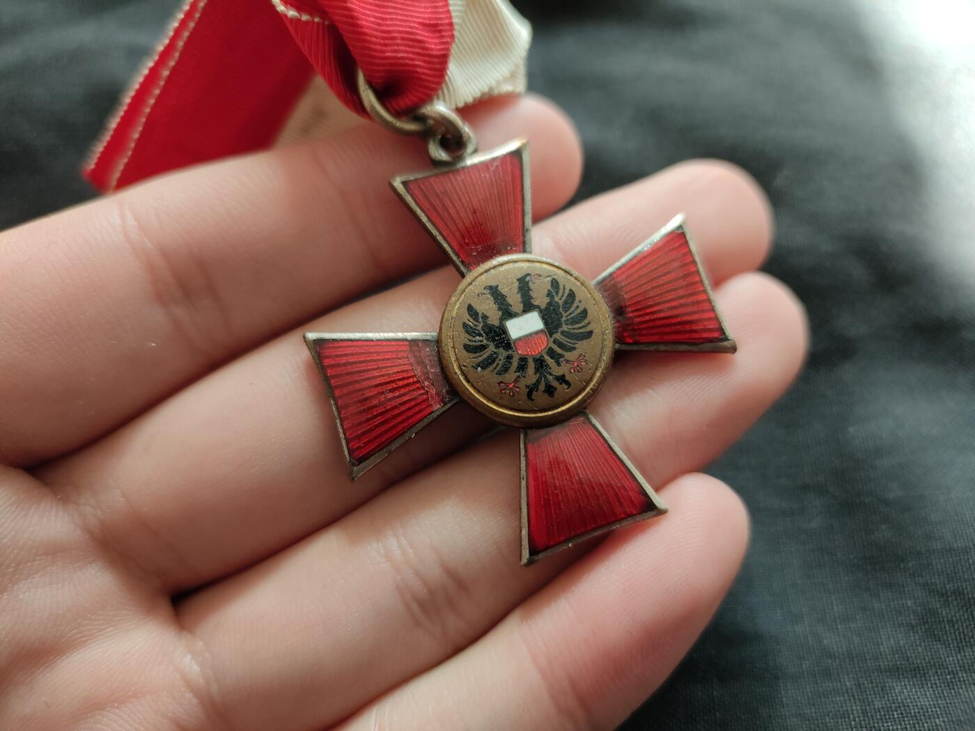 时顺第二十六拍 帝德/汉萨同盟 吕贝克十字勋章，1915年8-9月由吕贝克，汉堡，不莱梅三个自由城邦议会设立，是汉萨十字中颁发量最少的一款，仅颁发不到一万枚。右臂靠内侧珐琅有一块小补