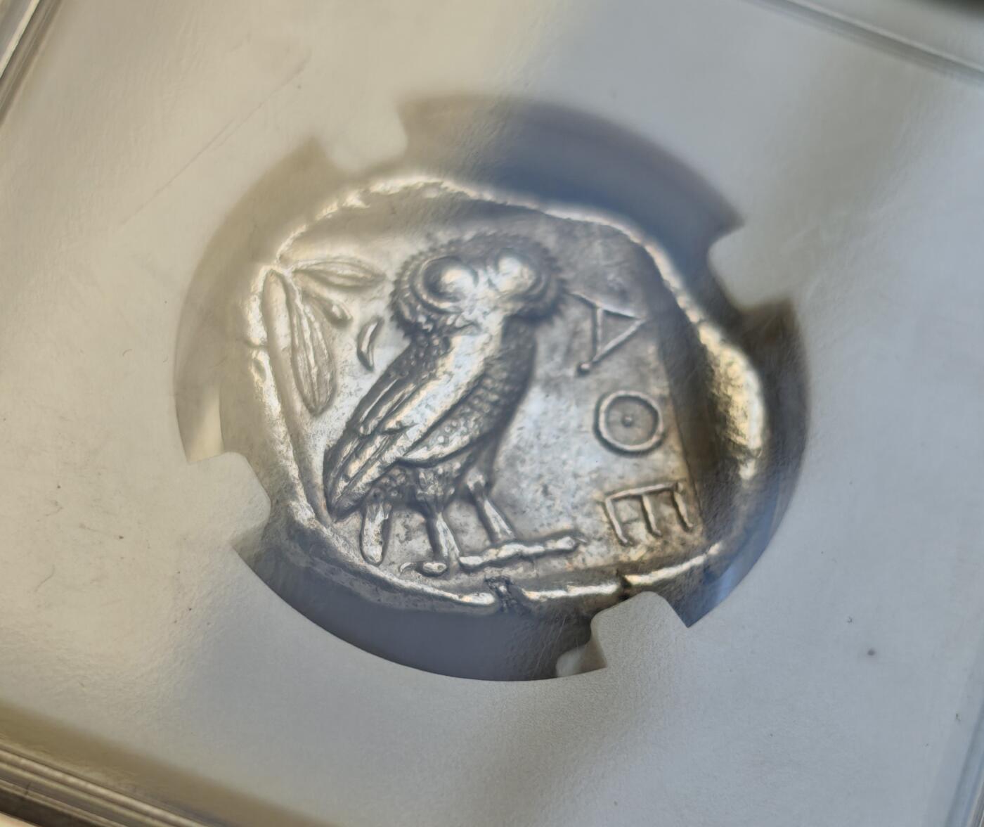 瓶子🏺第218期拍卖会  （全冠）公元前440-前404年  古希腊雅典城邦   雅典娜阿提卡盔银币 背面猫头鹰橄榄枝和新月  四德拉克马 17.15克