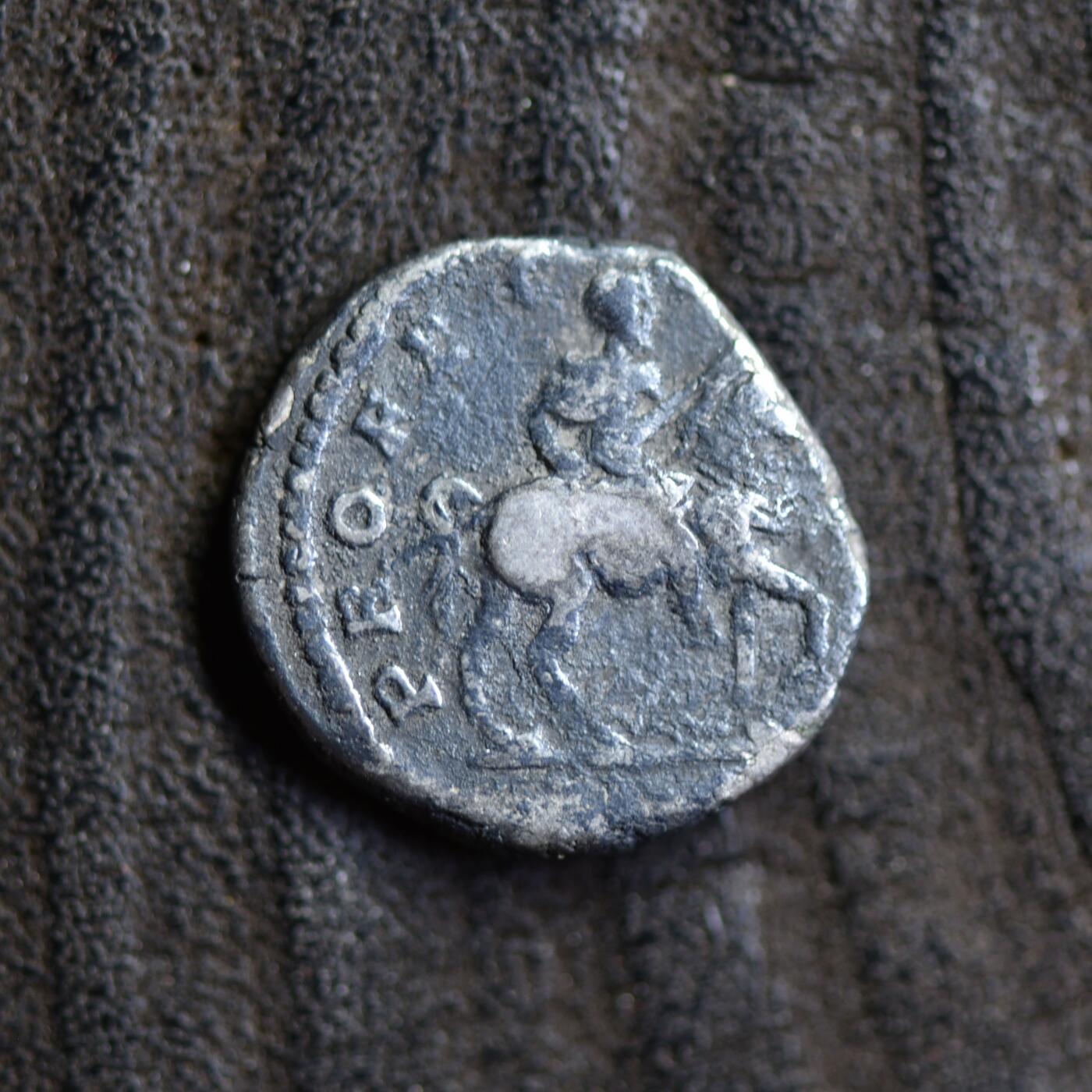 【良泉】第42期【自动场】12月4日晚19.30点开拍！99枚域外古代钱币专场  【藏家出品C】1.91克  古罗马帝国，公元197年拉奥狄凯亚厂打制，赛维鲁，狄纳里银币