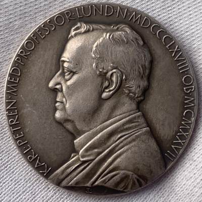 掌中浮雕-藏着的欧洲第043场 - 1955年瑞典医生卡尔·安德斯·彼得伦银章, 边缘刻有：MJV SILVER 1955， 31.5mm，15g，E. Lindberg雕刻