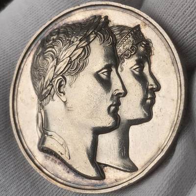 1810年拿破仑和玛丽亚·路易丝在巴黎卢浮宫举行婚礼原铸银章，41mm，原铸银章