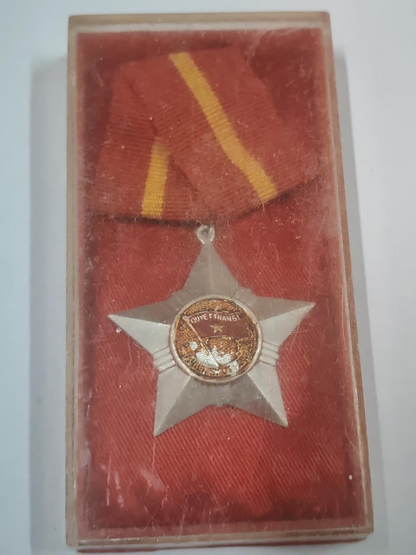 韵星假日拍卖第三十一期 -- Rimey Holidays Auction 31 越南社会主义共和国三级光荣战士勋章 软挂版 带原盒