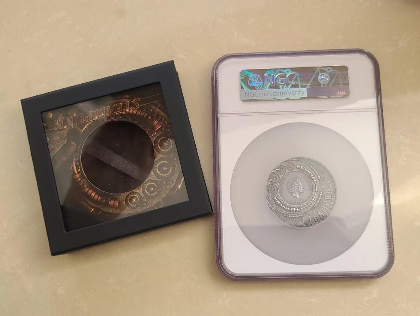 ❤️【币观天下】❤️ 第332期钱币拍卖- 2025.11.28周五晚上6点半场-长期征集拍品 NGC70库克2020年蒸汽朋克3盎司银币纪念版蓝标封装币带证书包装