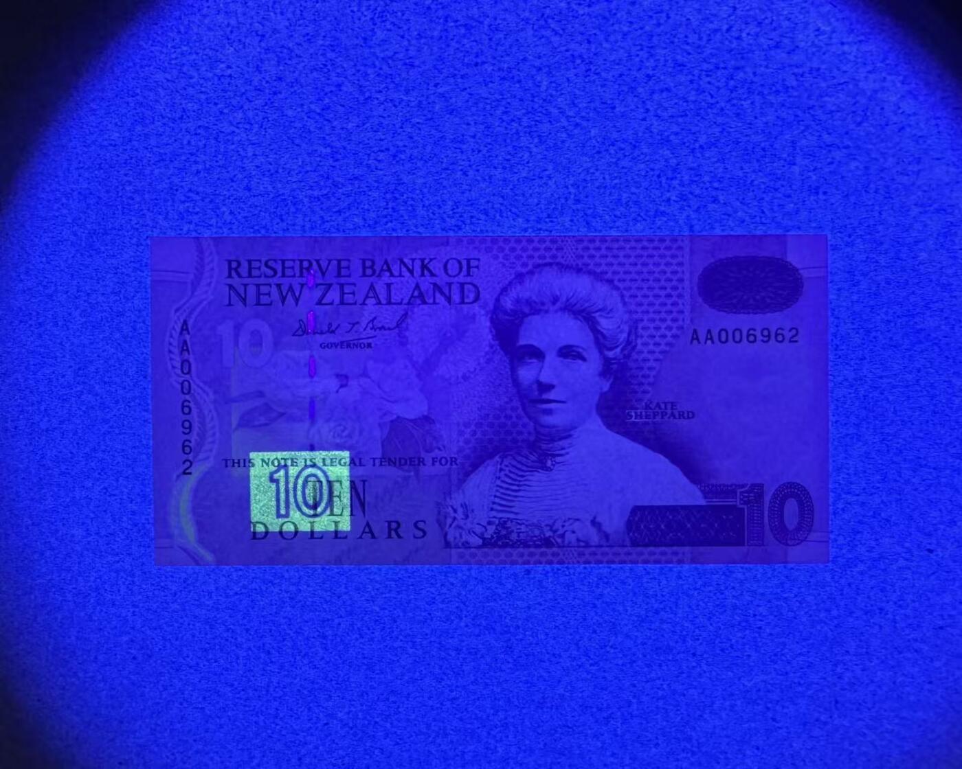 【Blue Auction】世界纸币精拍第755期——18级TOP拍卖/信誉/品质/专业/高效💫 【AA冠无47千位小号】新西兰 10元 纸质版 全新UNC