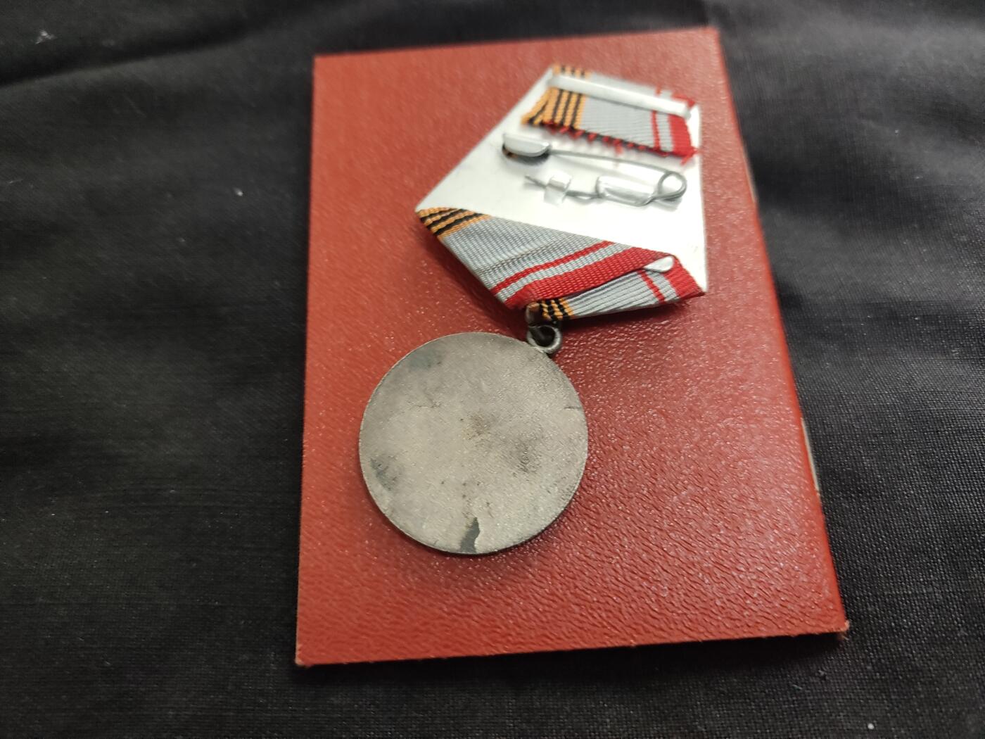 时顺第二十六拍 苏联老战士奖章带证，铜制镀银珐琅，授予服役满25周年的军人，35732部队签发