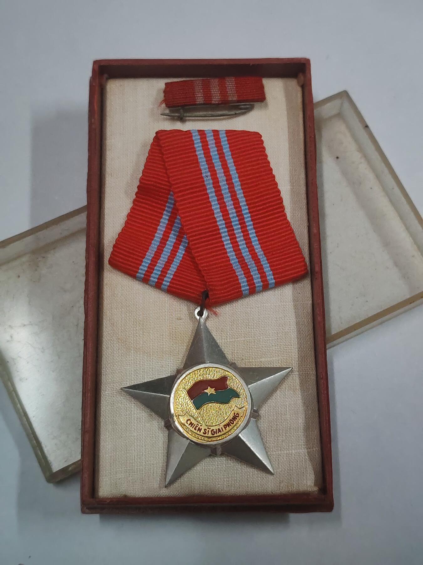 韵星假日拍卖第三十一期 -- Rimey Holidays Auction 31 越南社会主义共和国一级解放战士勋章 带原盒略 库存品相