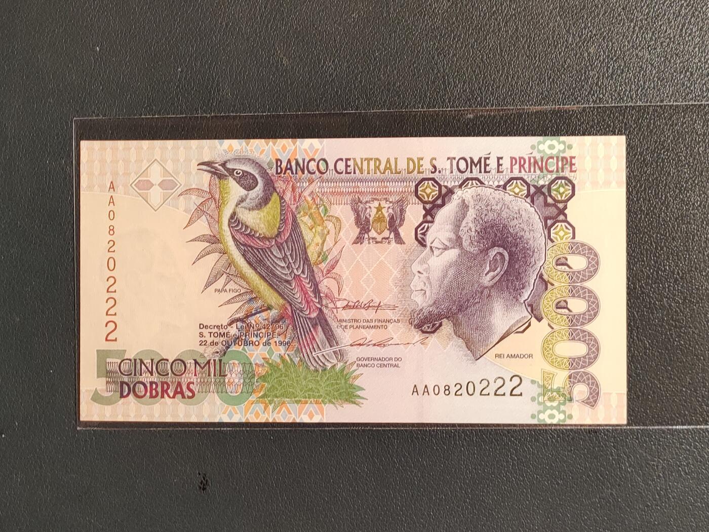 中外各国钞、纪念钞、券专场（第三十四场） 圣多美和普林西比5000多布拉 纸币 1993年AA首发冠人物 全新(号码寓意见尾图） 