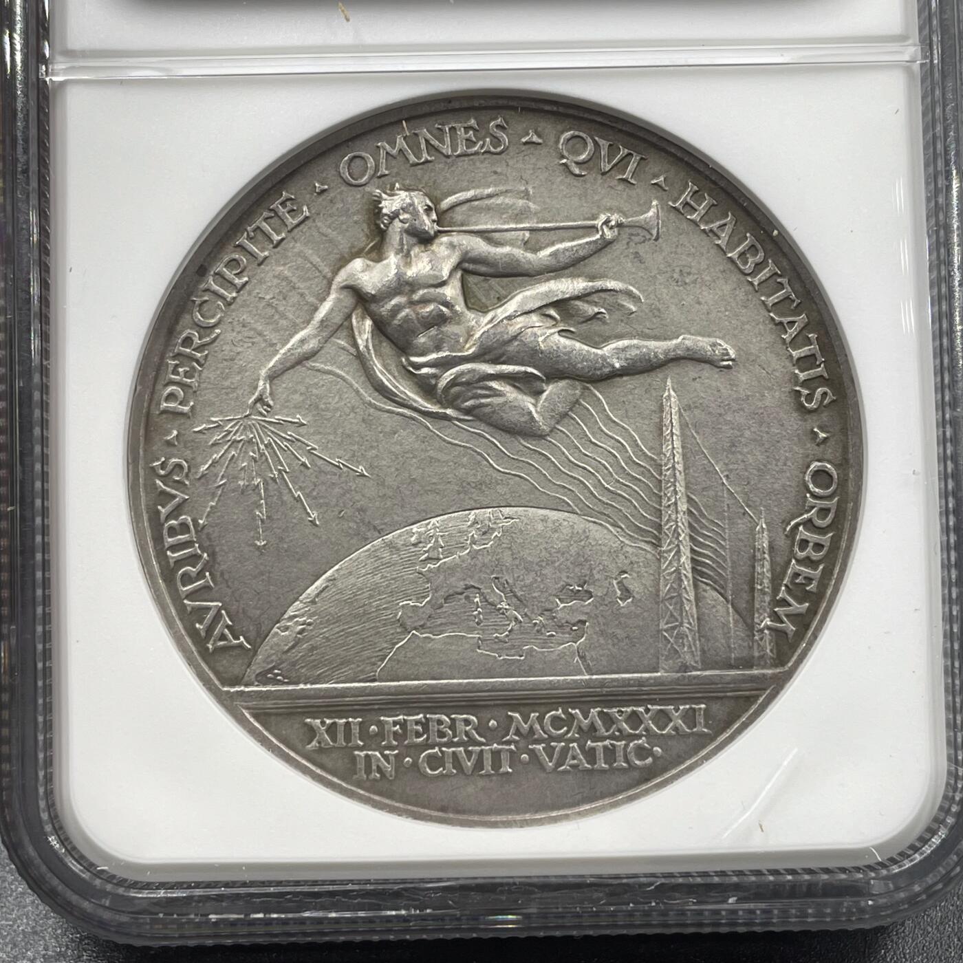 「木头集藏」章牌精品专场！ 1931年梵蒂冈教皇庇护十一世纪念银章，MS 63，纪念庇护十一世（Pius XI）的首次无线电弥撒——1931年2月12日梵蒂冈电台开播，庇护十一世通过广播向全球传递了“Omni Creaturae”（致万物）的牧灵讯息，这是天主教首次用无线电传播教廷声音，很有纪念意义！。