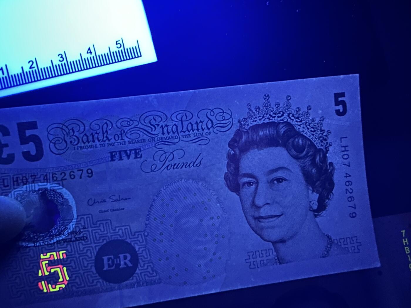 《外钞收藏家》第五百八十八期（优质场）（本平台长期征集拍品、欢迎藏友们联系合作） 英国E序列5镑+2美元补号靓号+新加坡纸币和塑料钞2个小套 8张一起全新 但几张纸币都有轻微潮