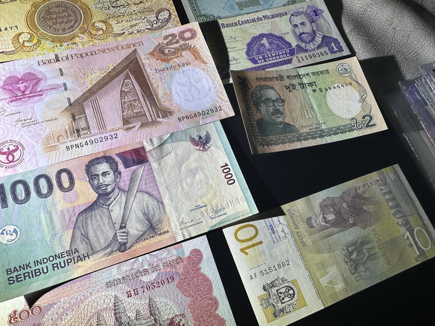 《外钞收藏家》第五百八十八期（优质场）（本平台长期征集拍品、欢迎藏友们联系合作） 17张精美纸币一起 大部分全新 意大利等个别非全新 如图