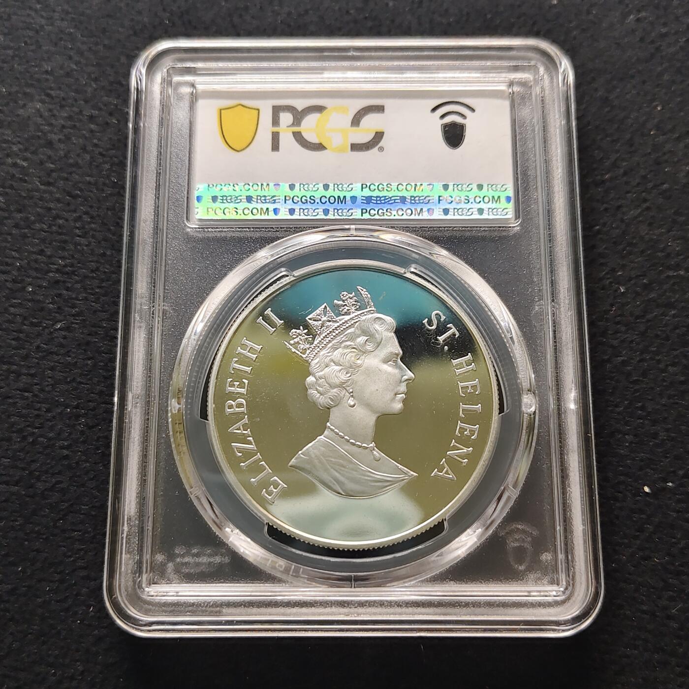 【全场包邮】纯粹捡漏拍481场（免费代拍第18场） 圣赫勒拿1995年50便士女王母亲伊丽莎白皇太后纪念系列献花精制克朗型纪念银币-PCGS PR68 DCAM