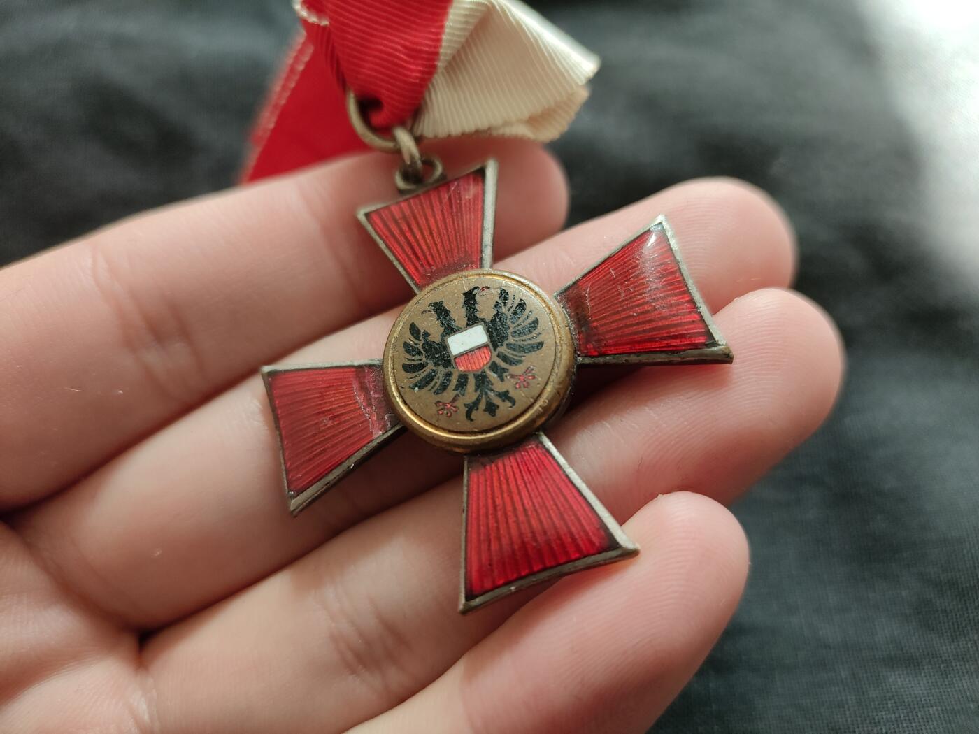 时顺第二十六拍 帝德/汉萨同盟 吕贝克十字勋章，1915年8-9月由吕贝克，汉堡，不莱梅三个自由城邦议会设立，是汉萨十字中颁发量最少的一款，仅颁发不到一万枚。右臂靠内侧珐琅有一块小补