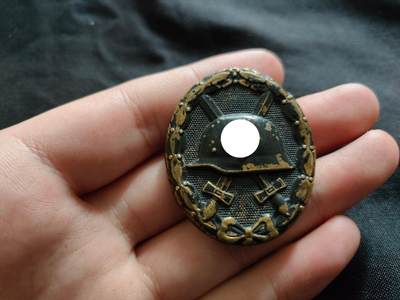 时顺第二十六拍 - 铭记历史，珍爱和平 德国特殊时期铜黑战伤奖章，得主自行将别针截断，方便佩戴