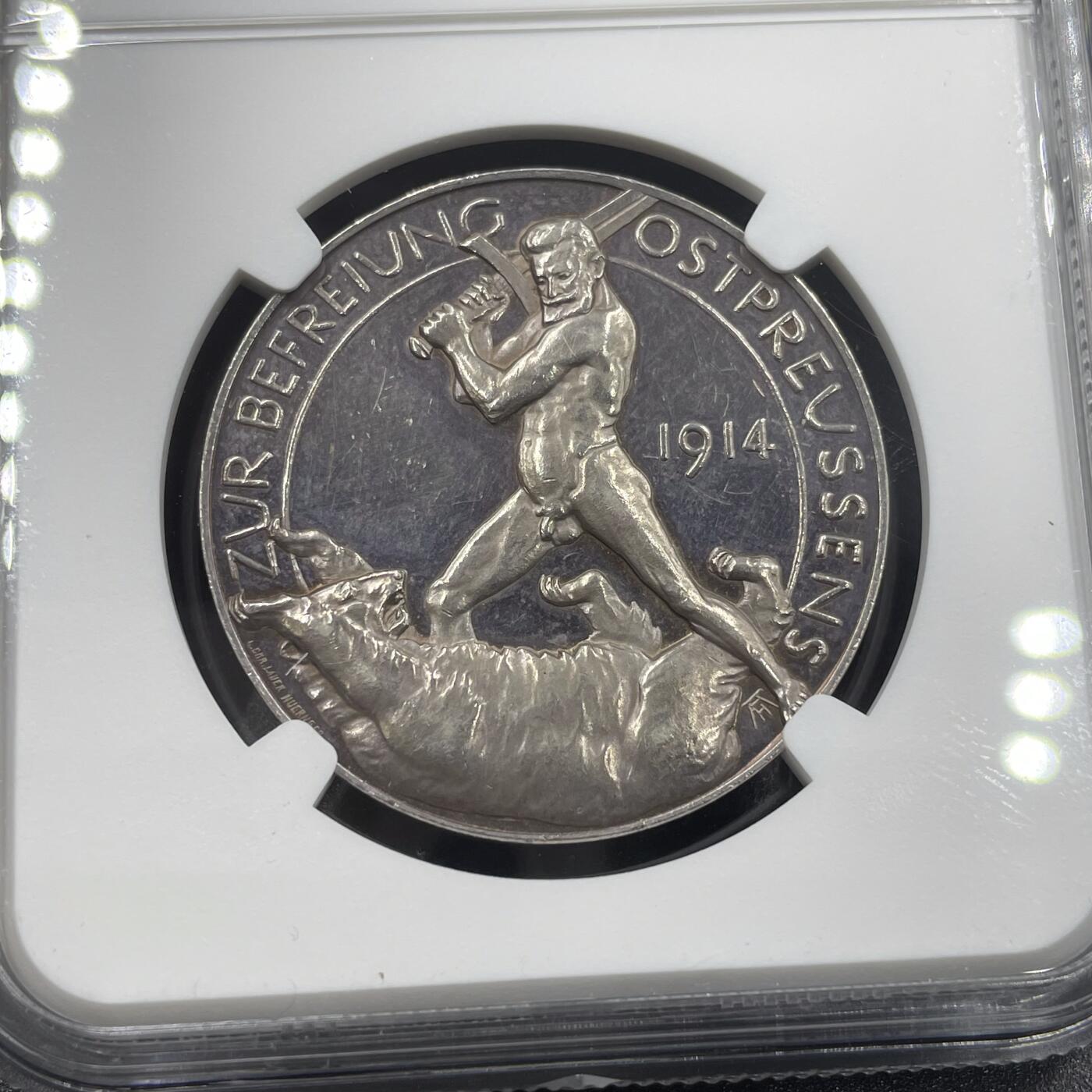 「木头集藏」章牌精品专场！ 1914年德国一战坦能堡大捷 兴登堡屠熊 纪念银章，MS 62，精制镜面工艺，品相不错！