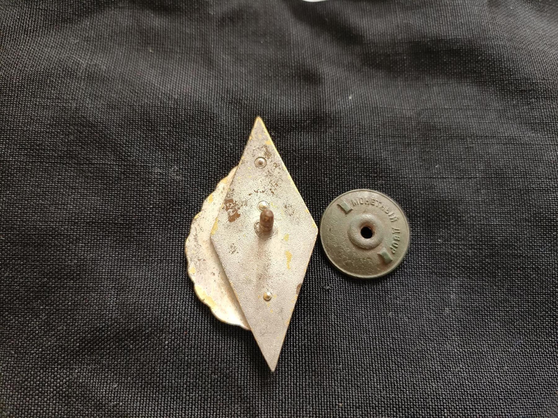 时顺第二十六拍 苏联46年版高尔基高炮学校毕业证章校徽，铜制珐琅镀金，原品三铆钉铆接，非复刻胶粘