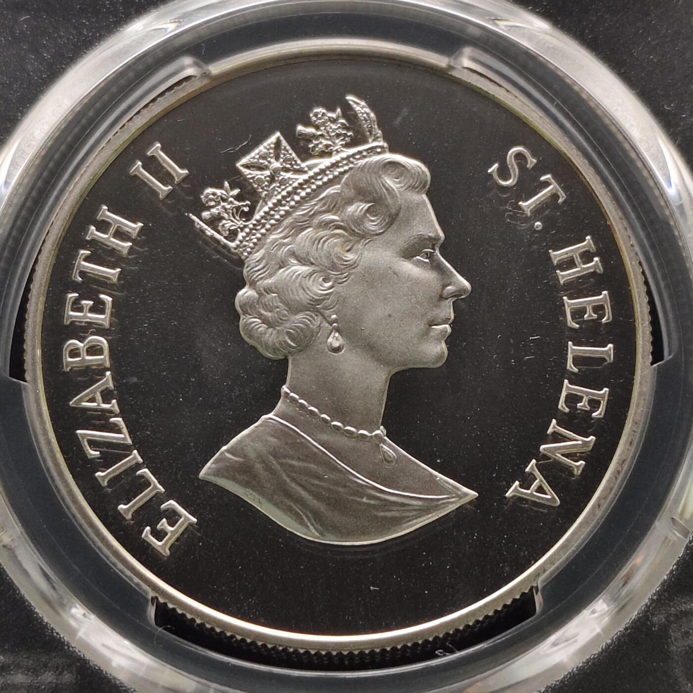 【全场包邮】纯粹捡漏拍481场（免费代拍第18场） 圣赫勒拿1995年50便士女王母亲伊丽莎白皇太后纪念系列献花精制克朗型纪念银币-PCGS PR68 DCAM